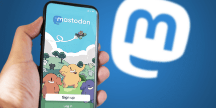 Stock Foto: Hand mit Smartphone, Mastodon-App auf dem Screen