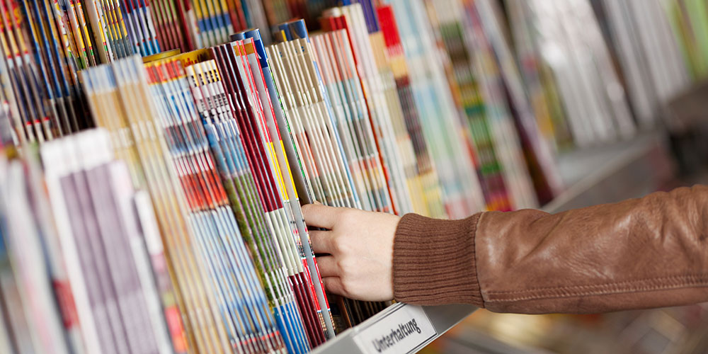 AdobeStock#contrastwerkstatt_31104059_Zeitschriftenregal_1000x500px