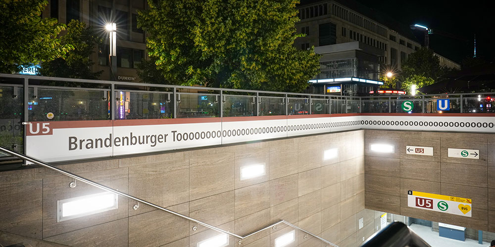 Nächster-Halt_Brandenburger-Tor_Foto-BVG,-Oliver-Lang_1000x500px